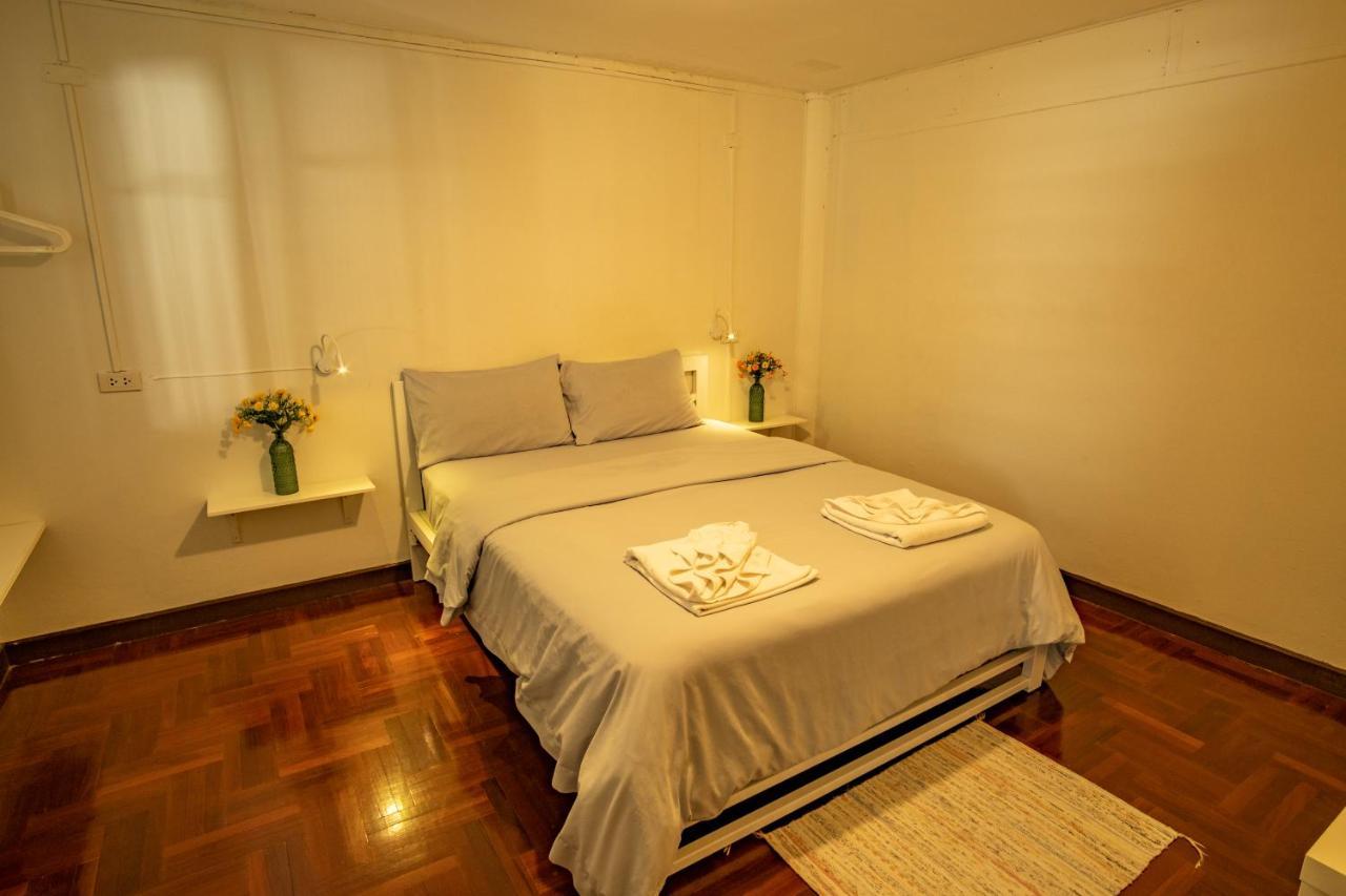Home16 Sukhumvit16 Banguecoque Exterior foto